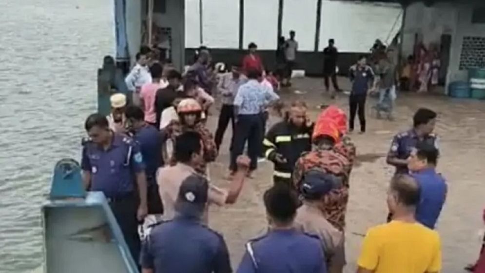 দৌলতদিয়া ফেরিঘাটে আবারও পন্টুন থেকে পদ্মায় পড়ে গেল বাস