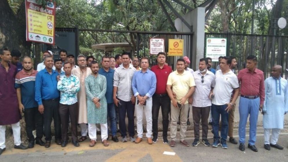 বিএনপি চেয়ারম্যানের কার্যালয়ের সামনে যুবদলের পদবঞ্চিত নেতাদের অবস্থান