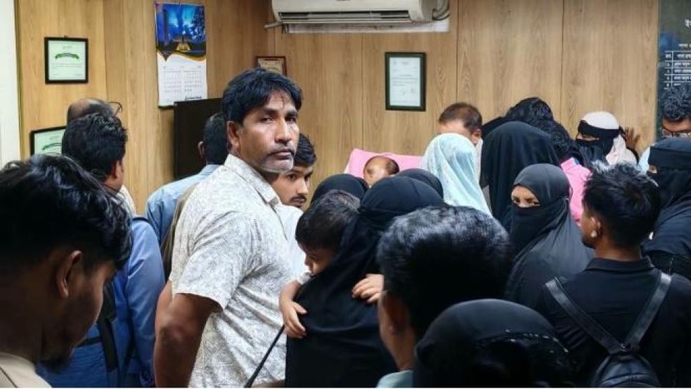 চরম উদ্বেগ, ইসলামী ব্যাংকের কাউন্টারে গ্রাহকদের দীর্ঘ সারি