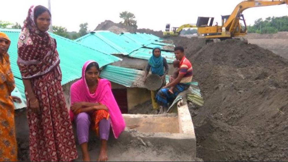 নদী খননের মাটিতে চাপা পড়ছে আশ্রয়ণ প্রকল্পের ঘর