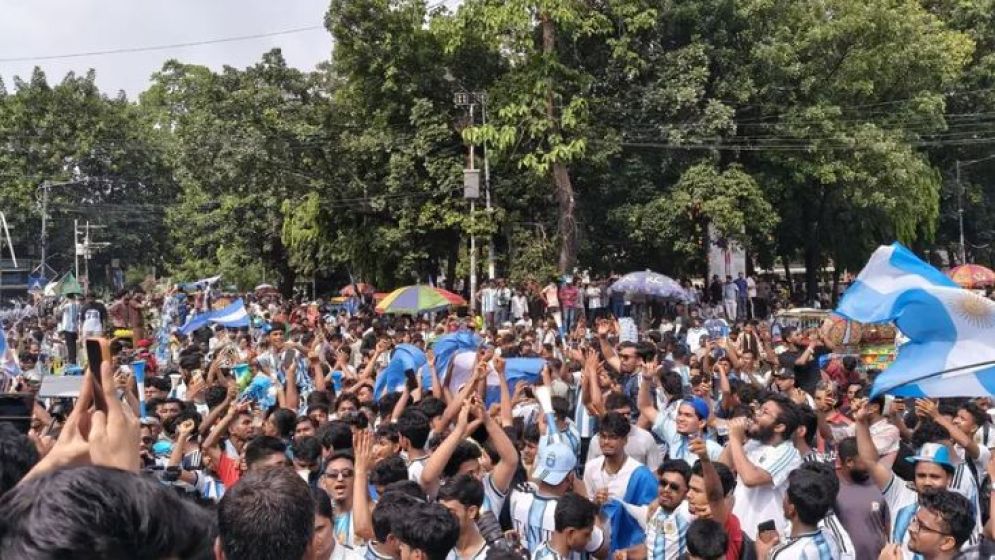মেসি মেসি স্লোগানে উত্তাল টিএসসি-রাজু ভাস্কর্য