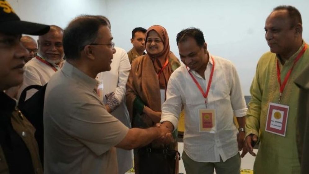 সিলেটে পৌঁছে সংসদ সদস্যদের প্রধানমন্ত্রীর প্রশ্ন, আজকে সংসদ নাই?