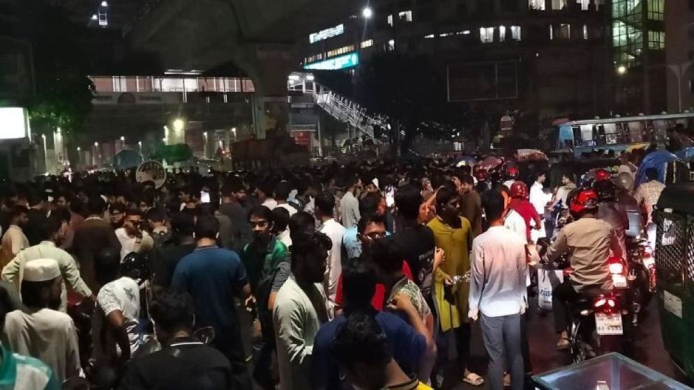 শাহবাগ মোড় অবরোধ করেছে ছাত্রশিবির