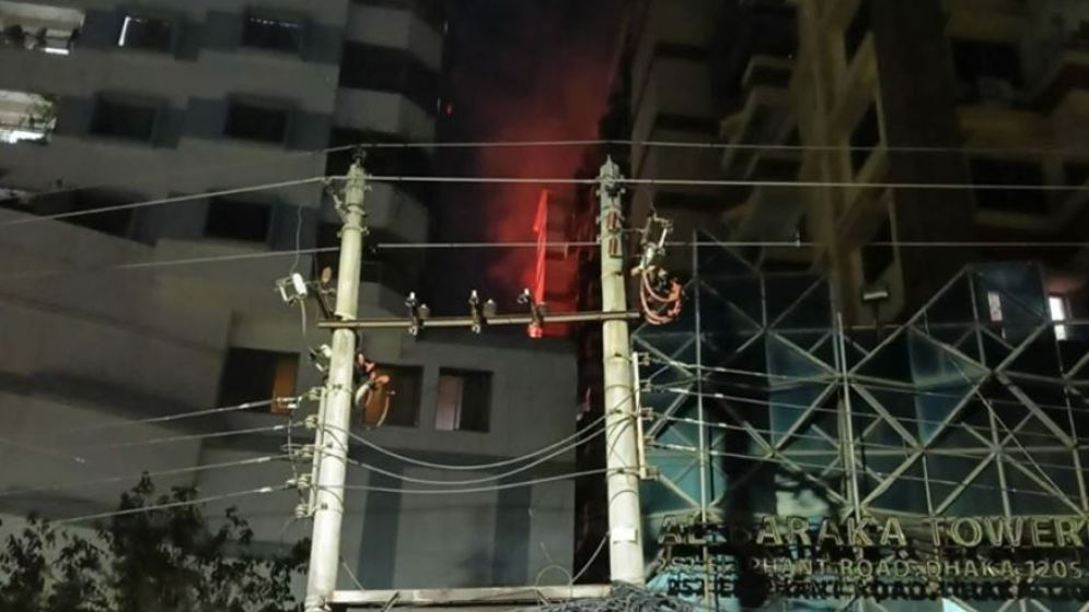রাজধানীতে ১৪ তলা ভবনে আগুন, নিয়ন্ত্রণে ২ ইউনিট