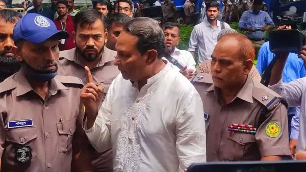 এজলাসে তোলার সময় পুলিশকে শাসালেন হাসানুল হক ইনু