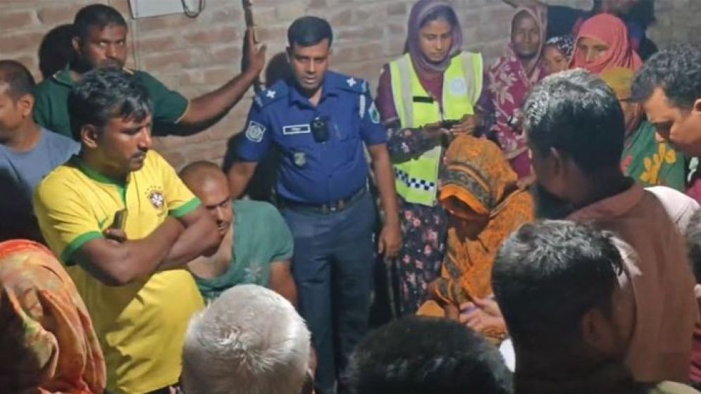 প্রবাসীর স্ত্রীর ঘরে আপত্তিকর অবস্থায় যুবদল নেতা, পুলিশে দিল জনতা