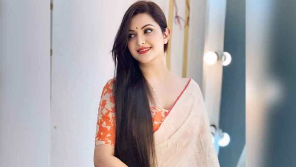 হঠাৎ হুইলচেয়ারে পরীমণি, ঘটনা কী