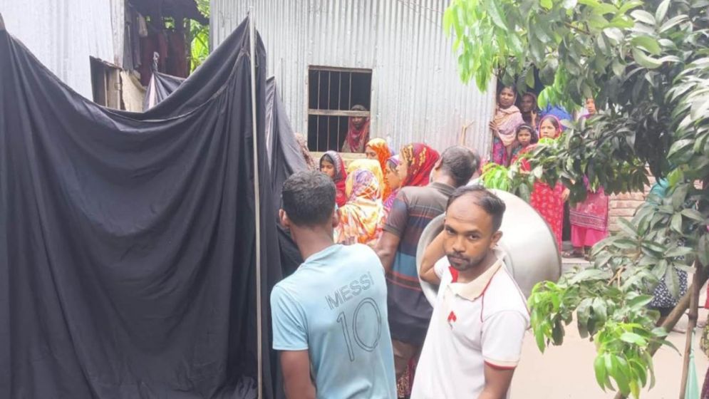 মৃত্যু জেনেও হাত ছাড়েননি স্ত্রীর, একসঙ্গে মারা গেলেন দুজনে