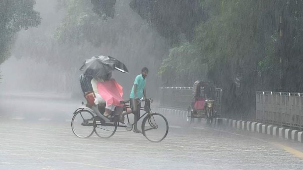 রাতেই ১৭ জেলায় অতিভারী বৃষ্টির আভাস, থাকবে আরও ৫ দিন