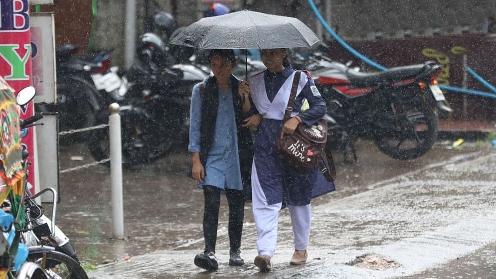 দেশের ১৬ জেলায় ঝড়বৃষ্টির আভাস, নদীবন্দরে সতর্কসংকেত