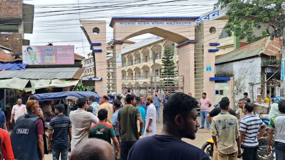 কঠিন প্রশ্ন করায় কেন্দ্রে হামলা এইচএসসি পরীক্ষার্থীদের