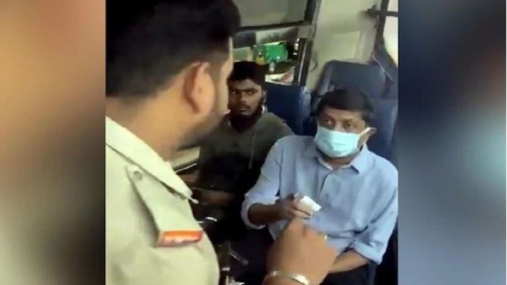 যাত্রীবেশে বাসে মন্ত্রী, ভাংতি না থাকায় নামিয়ে দিলেন কন্ডাক্টর