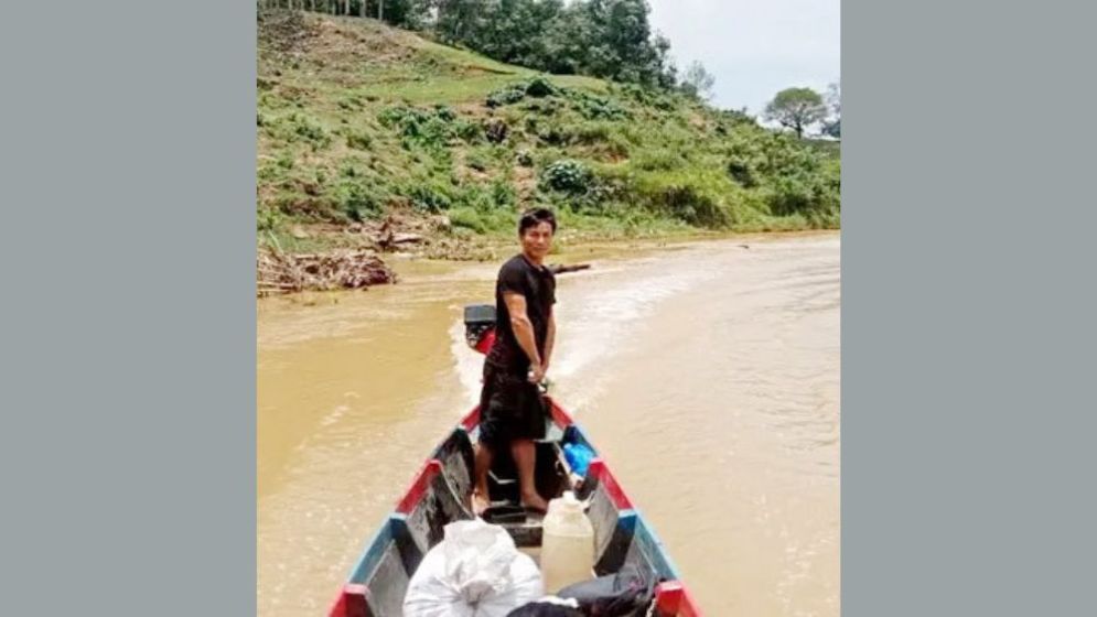 আর নৌকা চালাতে হবে না সেই প্রধান শিক্ষককে