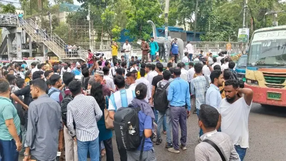 পরীক্ষা শেষে ফের সায়েন্সল্যাব মোড়ে শিক্ষার্থীদের অবরোধ