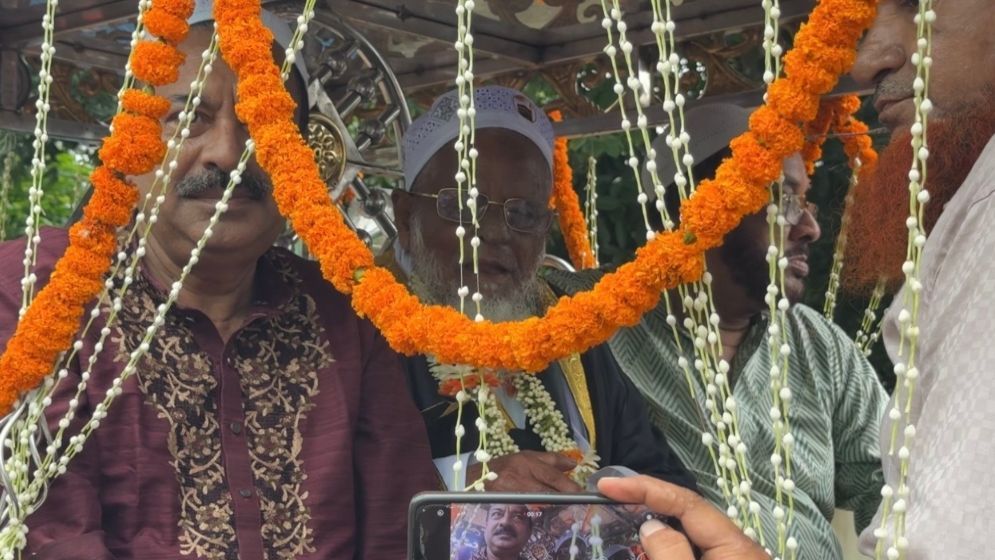 এক মসজিদেই ৫০ বছর ইমামতি, ফুলসজ্জিত ঘোড়ার গাড়িতে ইমামকে বিদায়