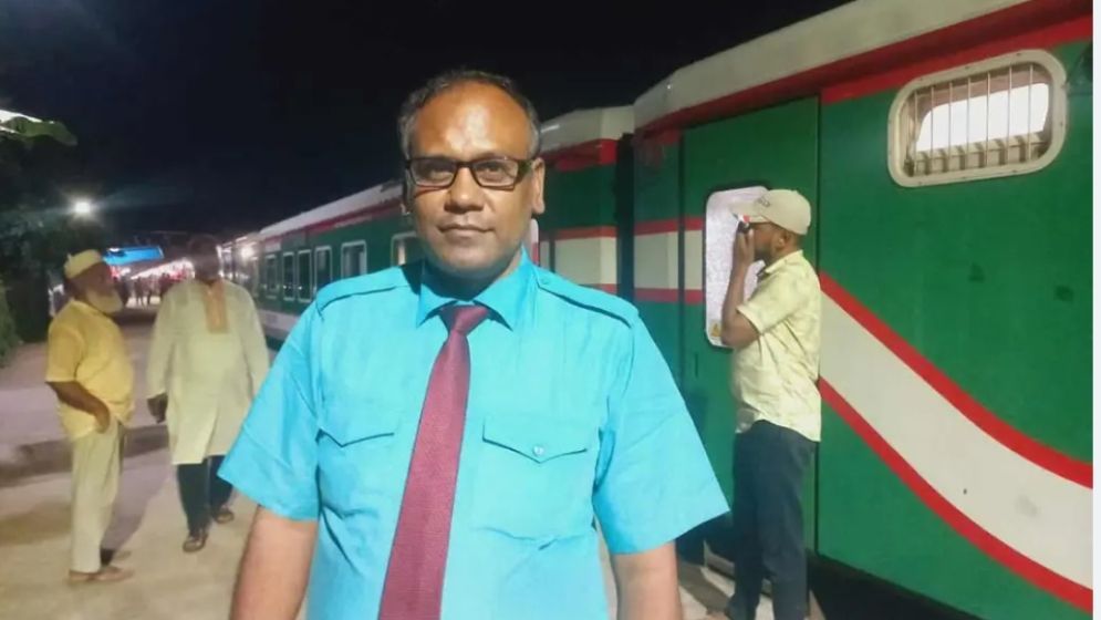 স্বর্ণ-টাকা ফিরিয়ে দিয়ে সততার নজির স্টুয়ার্ড গার্ডের