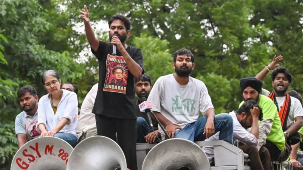 ককরোচ পার্টির আন্দোলন কি মোদি সরকারের জন্য ‘বিপদঘণ্টা’?