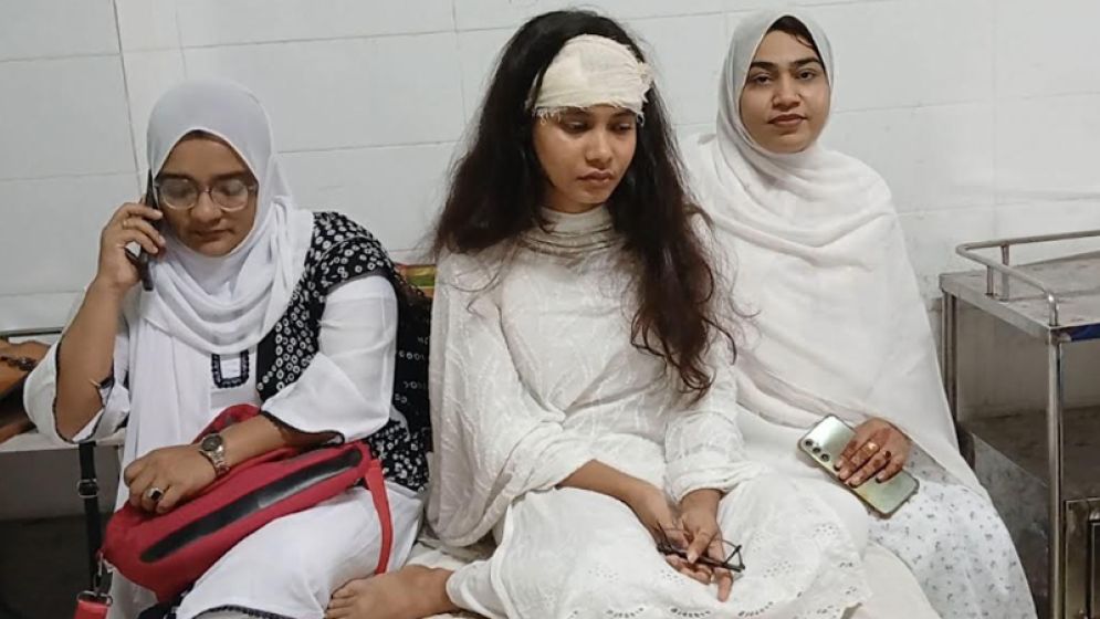 আদালত চলাকালে নারী আইনজীবীর মাথা ফাটালেন বিচারক