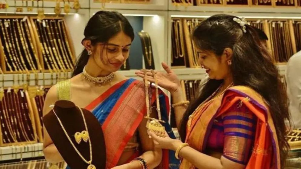 আজ নতুন দামে বিক্রি হচ্ছে স্বর্ণ, ভরি কত?