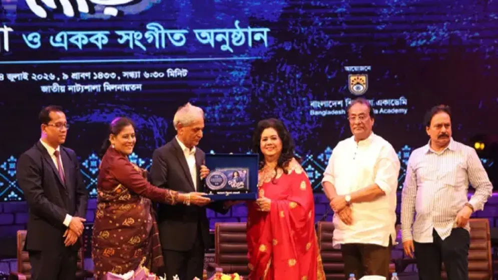 ৬২ বছরে প্রথম শিল্পকলায় একক কনসার্ট রুনা লায়লার, পেলেন সম্মাননা