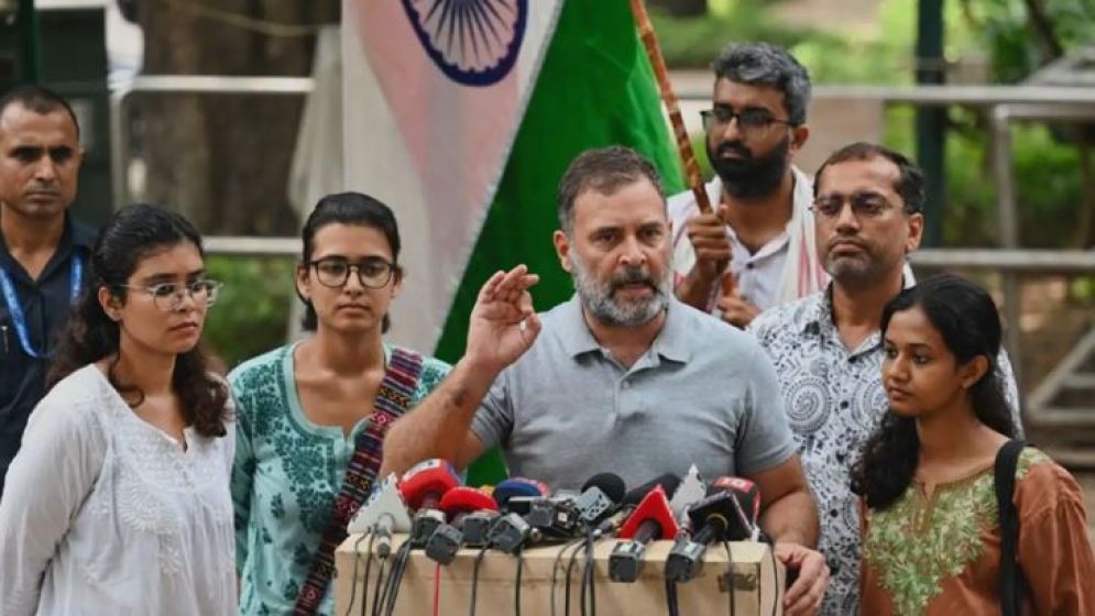 শিক্ষামন্ত্রীর পদত্যাগের পর সরকার পতনের ডাক দিলেন রাহুল গান্ধী