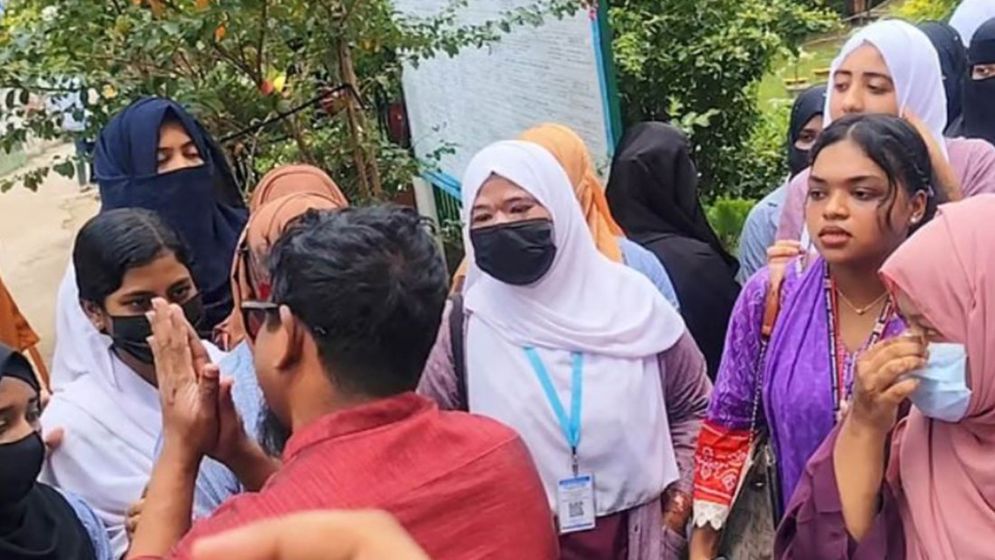 তোমরা আমার চাকরিটা খাইও না, হাতজোড় করে শিক্ষার্থীদের শিক্ষক