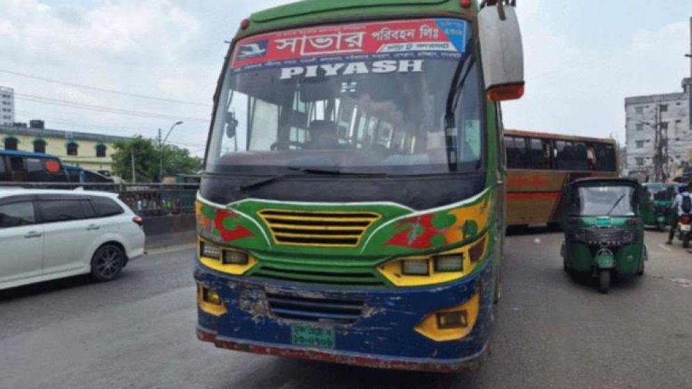 চলন্ত বাসে নারীকে ধর্ষণচেষ্টা, ব্যারিকেড দিয়ে উদ্ধার করল পুলিশ