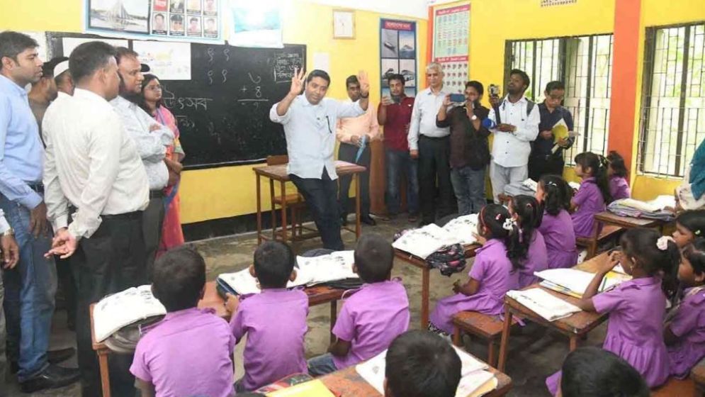 হাওরাঞ্চলে স্কুলে ক্লাস নিয়ে প্রশংসায় ভাসছেন প্রতিমন্ত্রী