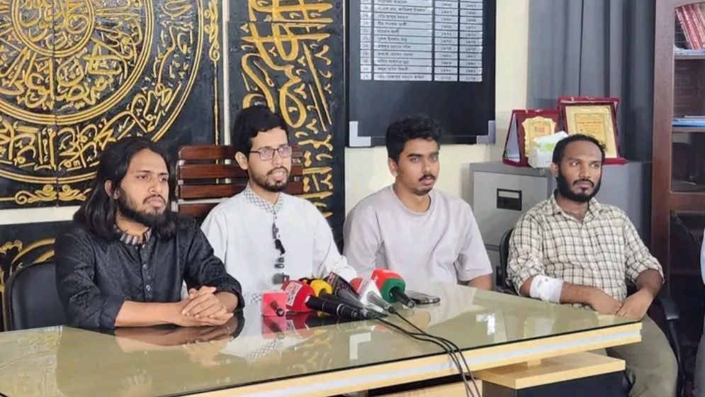 নিষিদ্ধ ছাত্রলীগের প্রতি ‘মায়াকান্না দেখানো’ সাংবাদিকদের উদ্দেশে কঠোর বার্তা রাকসু ভিপির