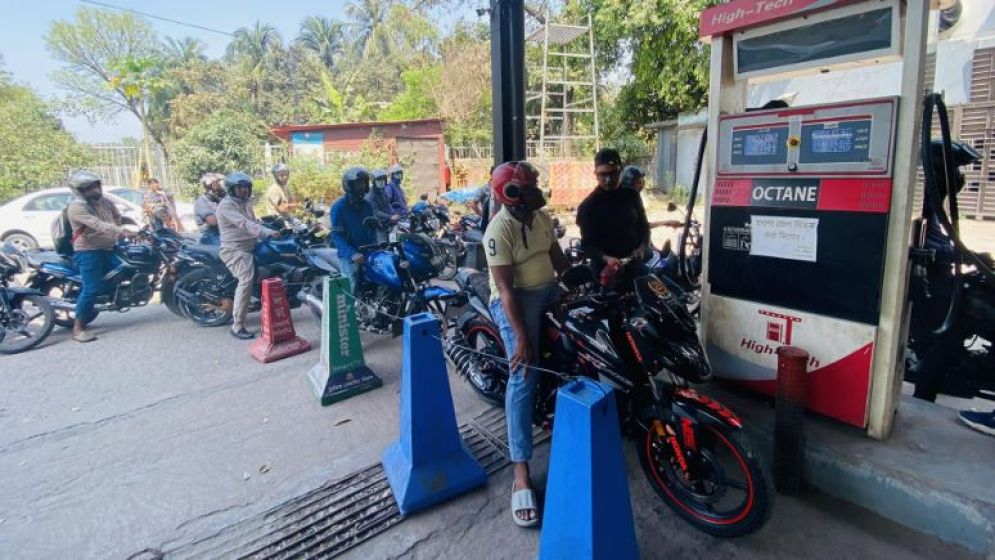 গ্যাসের চাপ কম, একে একে বন্ধ হচ্ছে রাজধানীর সিএনজি স্টেশন