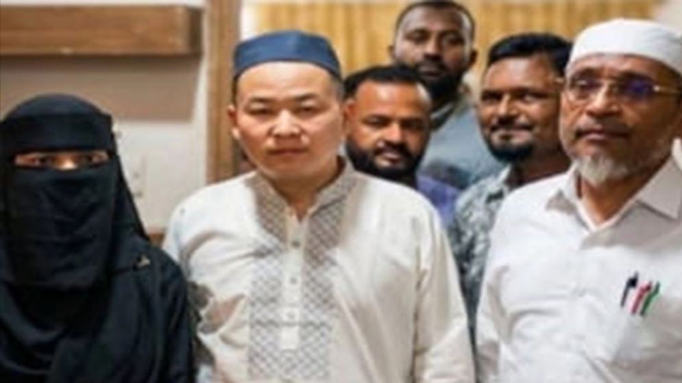 প্রেমের টানে চীন থেকে নেত্রকোনায়, ইসলাম গ্রহণ করে বিয়ে করলেন যুবক