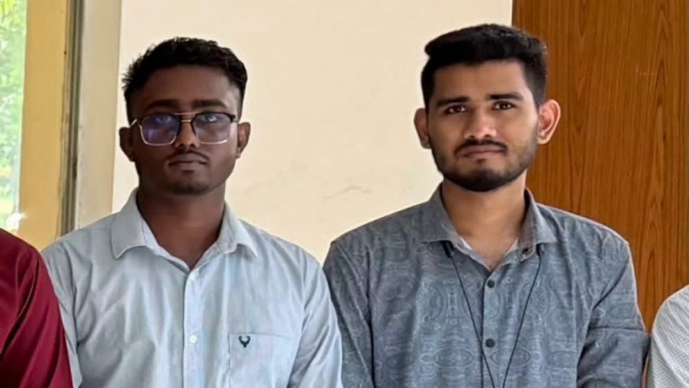 ২ কোটি ৩৫ লাখ টাকা নিয়ে ভারতে পালানোর সময় দুই কর্মকর্তা ধরা