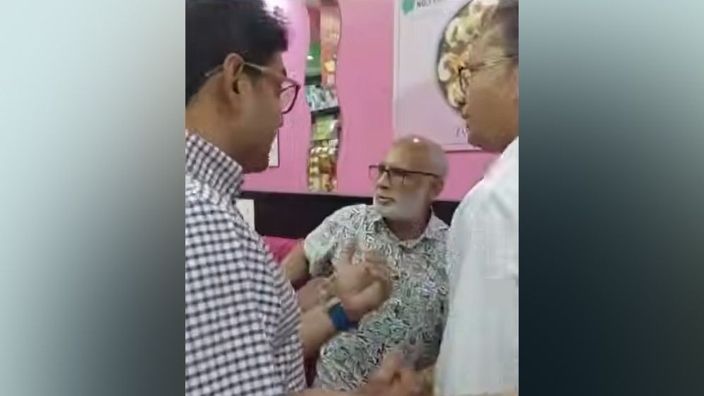 লন্ডনে প্রকাশ্যে ডাব খাওয়ার সময় তোপের মুখে সাবেক মন্ত্রী শ ম রেজাউল করিম