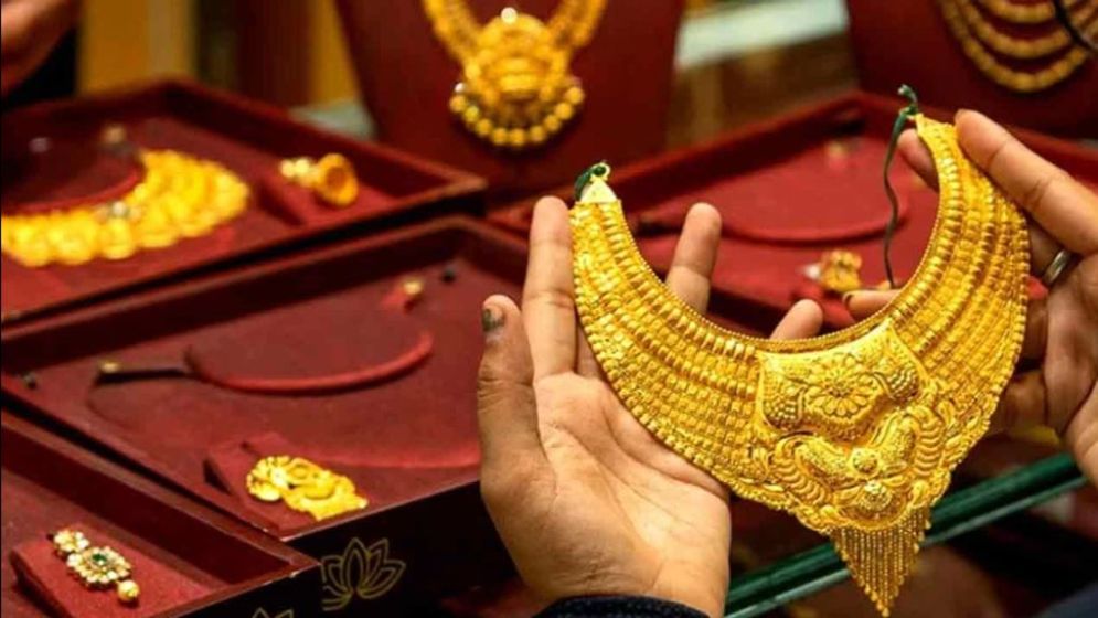 দেশে স্বর্ণের দামে বড় লাফ, এবার ভরি কত?