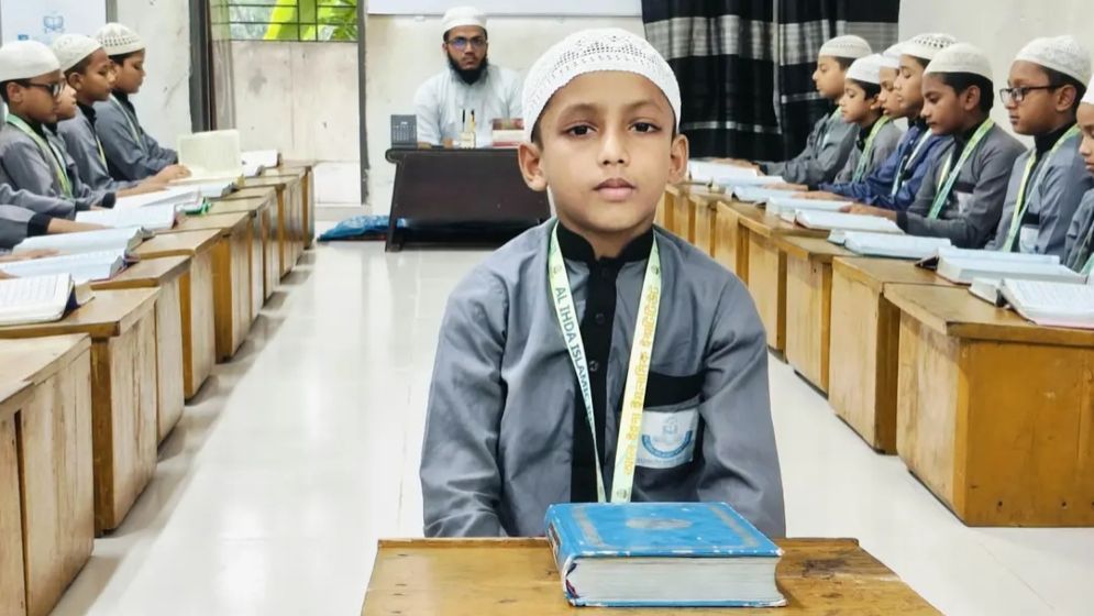 ৮ বছর বয়সেই কুরআনের হাফেজ আব্দুর রহমান