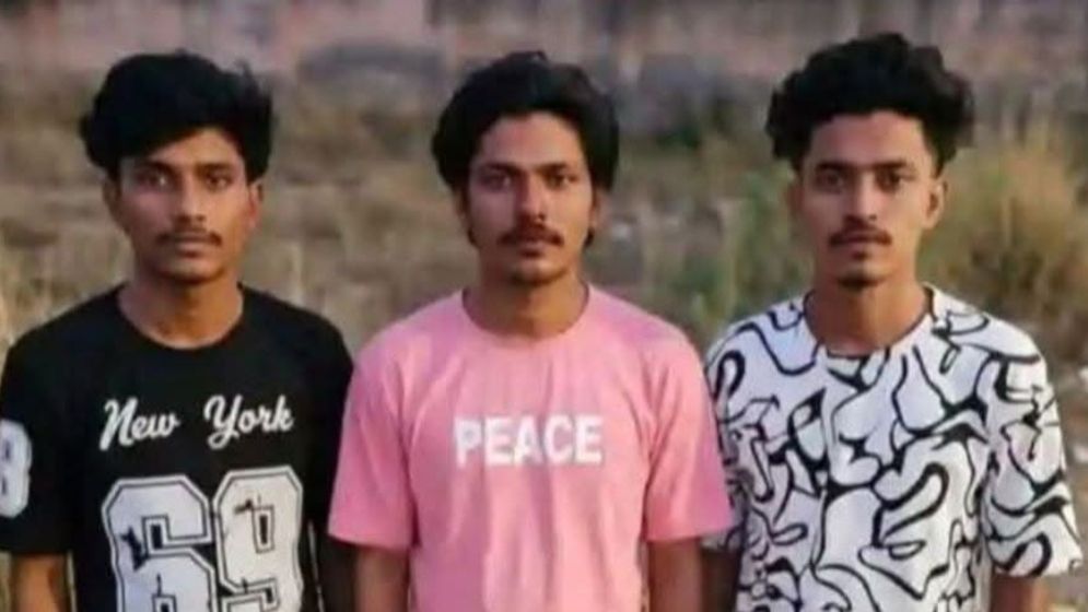 মোটরসাইকেল নিয়ে মহাসড়কে বাউলি খেলছিল তিন যুবক, ট্রাকচাপায় প্রাণ গেল সবার