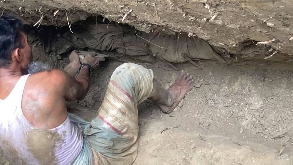 স্ত্রীর জন্য কবর খুঁড়তে গিয়ে পাওয়া গেল ২৪ বছর আগে স্বামীর অক্ষত লাশ