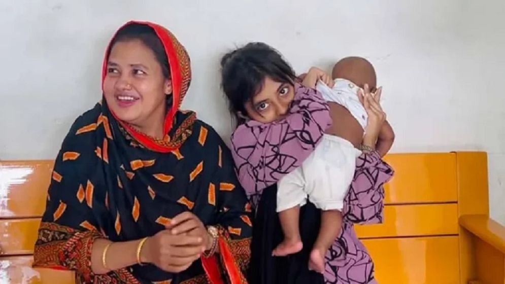 তেরো বছরের মায়ের কোলে সাত মাসের শিশু, নেপথ্যে ঘটনা জানা গেল