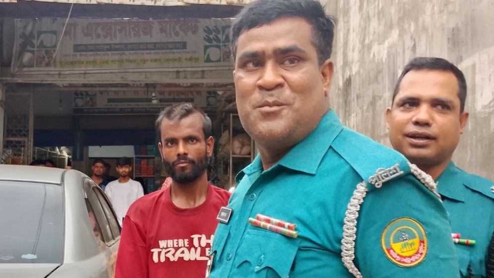 চোরকে ধরে ১০০ রাকাত নামাজ পড়ালেন দোকান মালিক