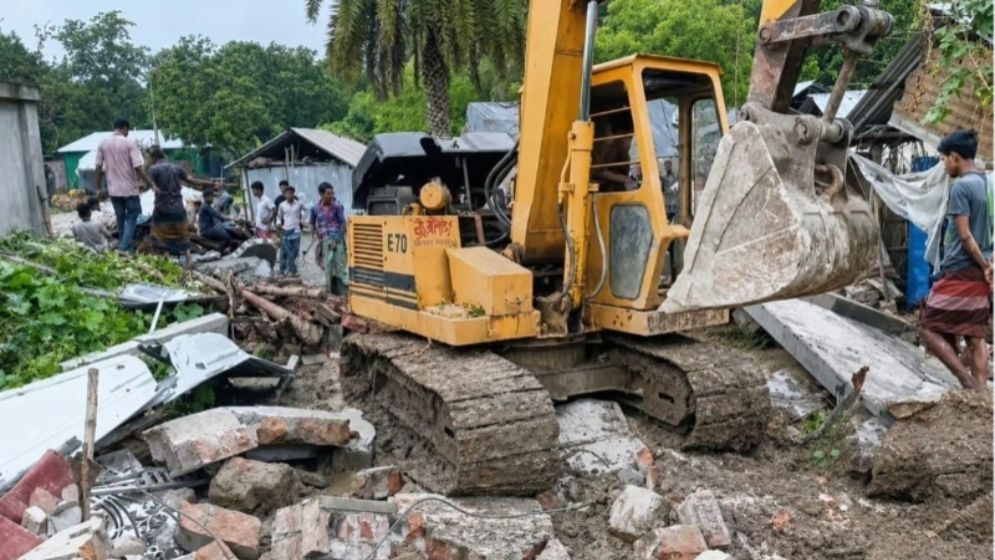 প্রথম স্ত্রীকে নিয়ে বিদেশ গেলেন স্বামী, ক্ষোভে যে কাণ্ড করলেন দ্বিতীয় স্ত্রী