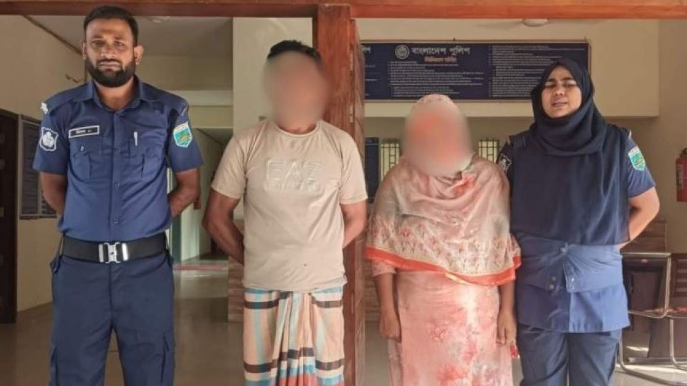 কলেজছাত্রীর সঙ্গে আপত্তিকর অবস্থায় বাড়িওয়ালা, ধরিয়ে দিলেন স্ত্রী