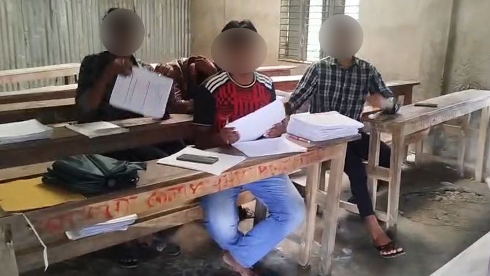 পরীক্ষকের বদলে শিক্ষার্থীদের হাতে এইচএসসির খাতা, ভিডিও ভাইরাল