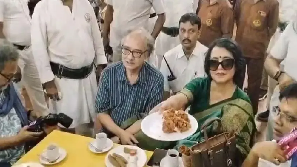 কলকাতার কফি হাউসের আড্ডায় স্মৃতিবিধুর তসলিমা নাসরিন