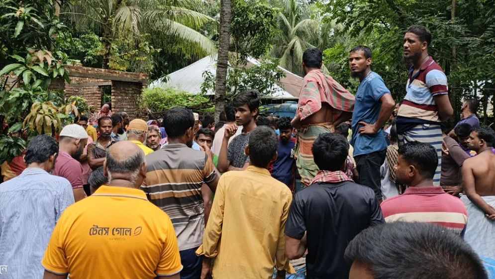 একই পরিবারের তিনজনের মরদেহ উদ্ধার, শরীরে আঘাতের বিভিন্ন চিহ্ন