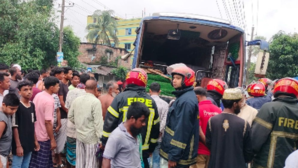 বগুড়ায় সাতসকালে বাসচাপায় ৬ দিনমজুর নিহত
