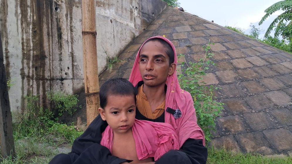 ঘর ভাড়া পরিশোধে অসহায় মায়ের মাথার চুল বিক্রি