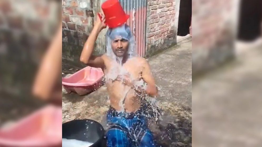 প্রেমিকের বাড়িতে অনশনে স্ত্রী, দুধ দিয়ে গোসল করে সম্পর্কের ইতি টানলেন স্বামী