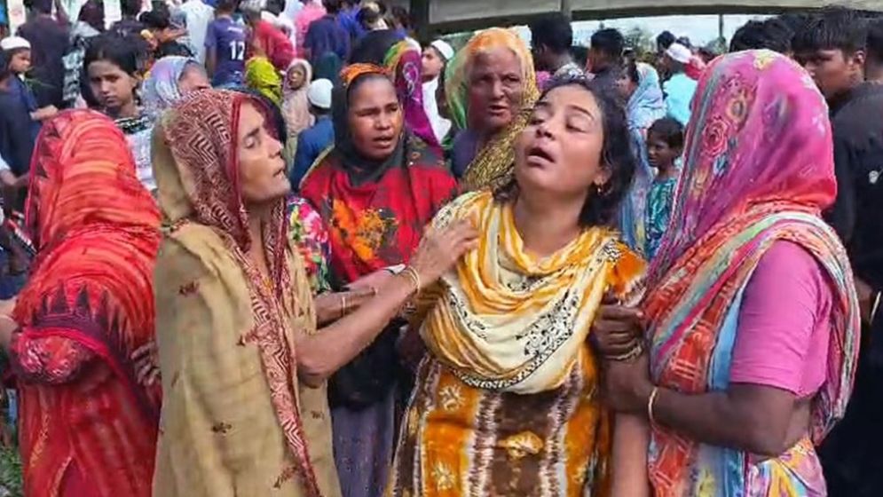 শহীদ মিনারে ‘ছাত্রলীগকর্মীর’ লাশ, যা জানা গেল