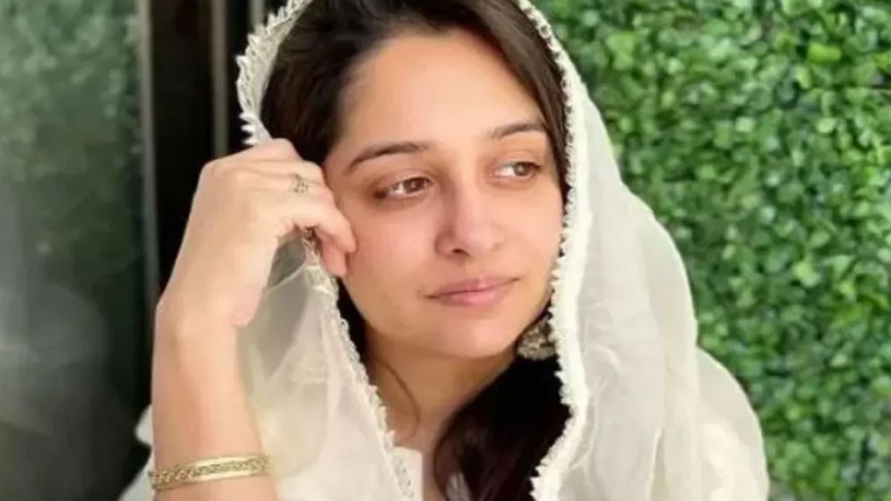 ইসলাম ধর্মে শান্তি খুজে পেয়ে ইসলাম গ্রহণ করলেন ভারতীয় অভিনেত্রী