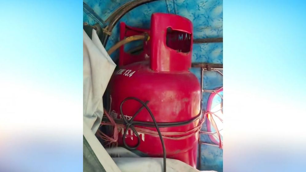মহাসড়কে রান্নার সিলিন্ডারে চলছে সিএনজিচালিত অটোরিকশা, বড় দুর্ঘটনার আশঙ্কা